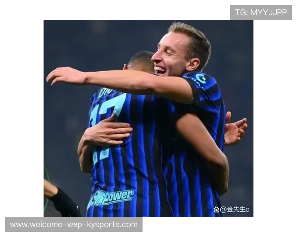 弗拉泰西中场抢断后果断斜传寻找插上的邓弗里斯